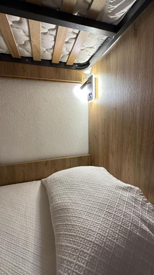 Cama en habitación compartida masculina de 4 camas