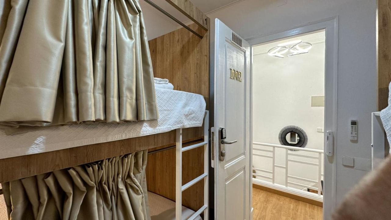 Cama en habitación femenina compartida de 4 camas