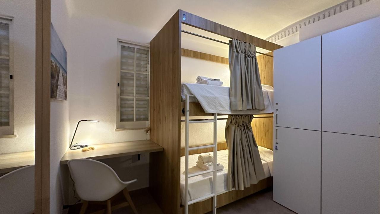 Cama en habitación femenina compartida de 4 camas
